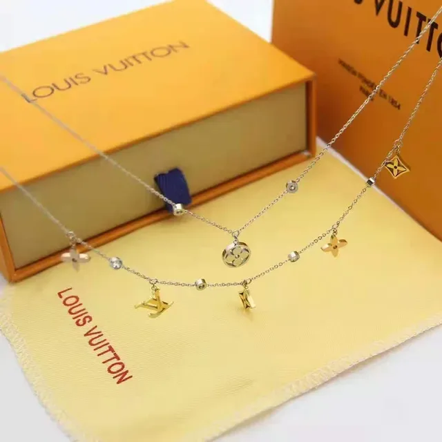 Colar Louis Vuitton Multi-Charms Dourado Monograma Flor Quatrofoil 4