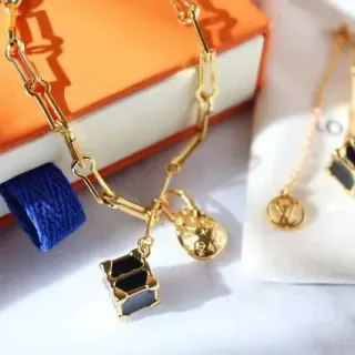 Louis Vuitton Petite Malle Colar Charme Dourado Preto Esmaltado Cubo