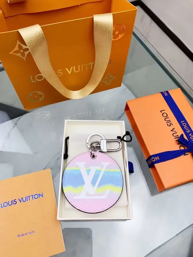 Louis Vuitton Petite Malle Colar Charme Dourado Preto Esmaltado Cubo 6