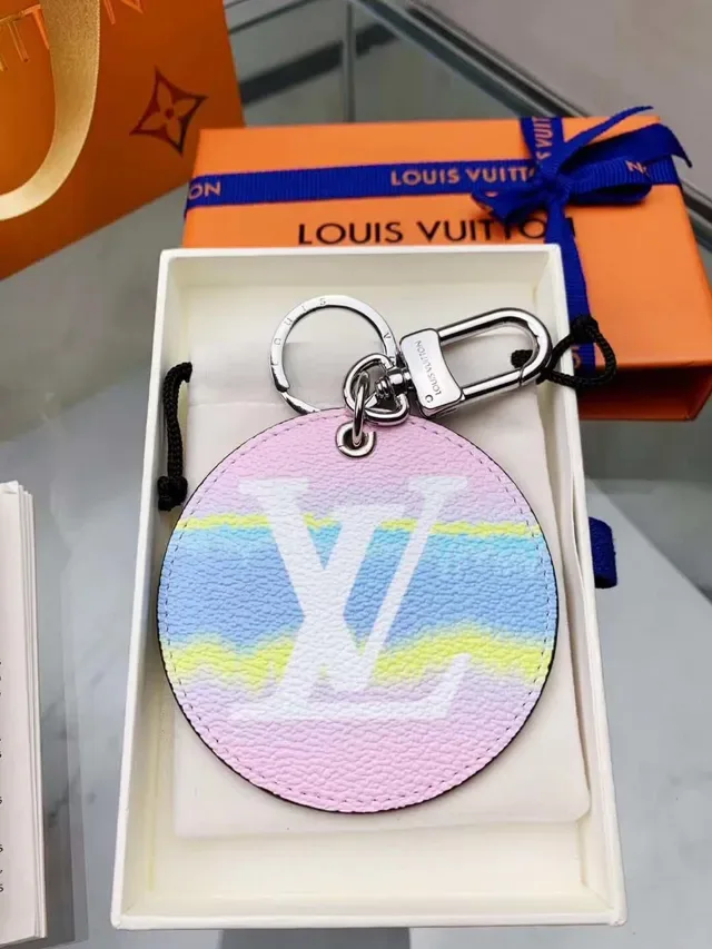 Louis Vuitton Petite Malle Colar Charme Dourado Preto Esmaltado Cubo 7