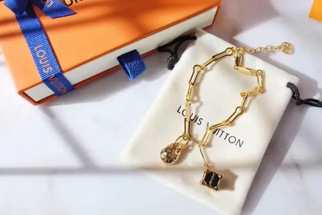 Louis Vuitton Petite Malle Colar Charme Dourado Preto Esmaltado Cubo 11