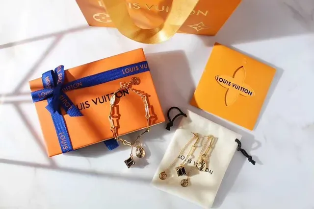 Louis Vuitton Petite Malle Colar Charme Dourado Preto Esmaltado Cubo 12