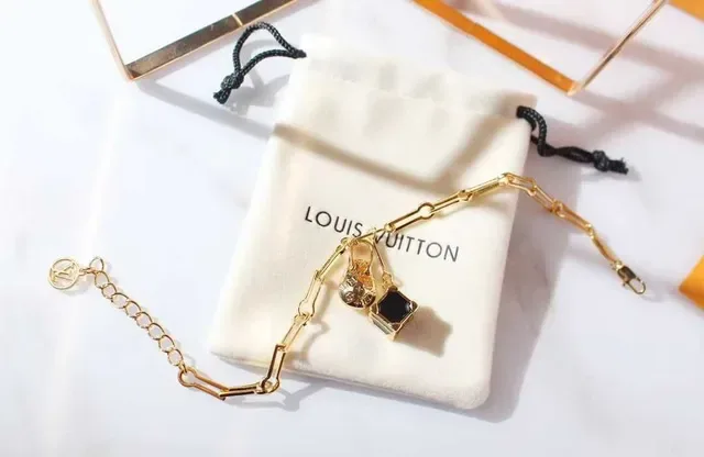 Louis Vuitton Petite Malle Colar Charme Dourado Preto Esmaltado Cubo 14