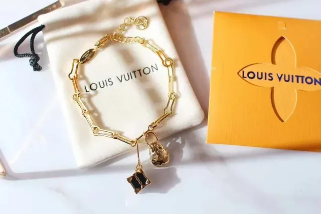 Louis Vuitton Petite Malle Colar Charme Dourado Preto Esmaltado Cubo 16
