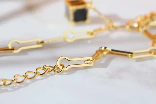 Louis Vuitton Petite Malle Colar Charme Dourado Preto Esmaltado Cubo 17