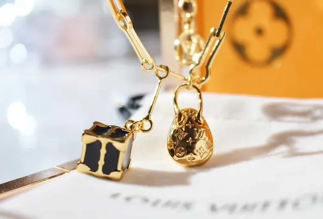 Louis Vuitton Petite Malle Colar Charme Dourado Preto Esmaltado Cubo 18