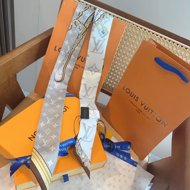 Louis Vuitton Picture 2000 Monogram Chain-Border Silk Scarf 7