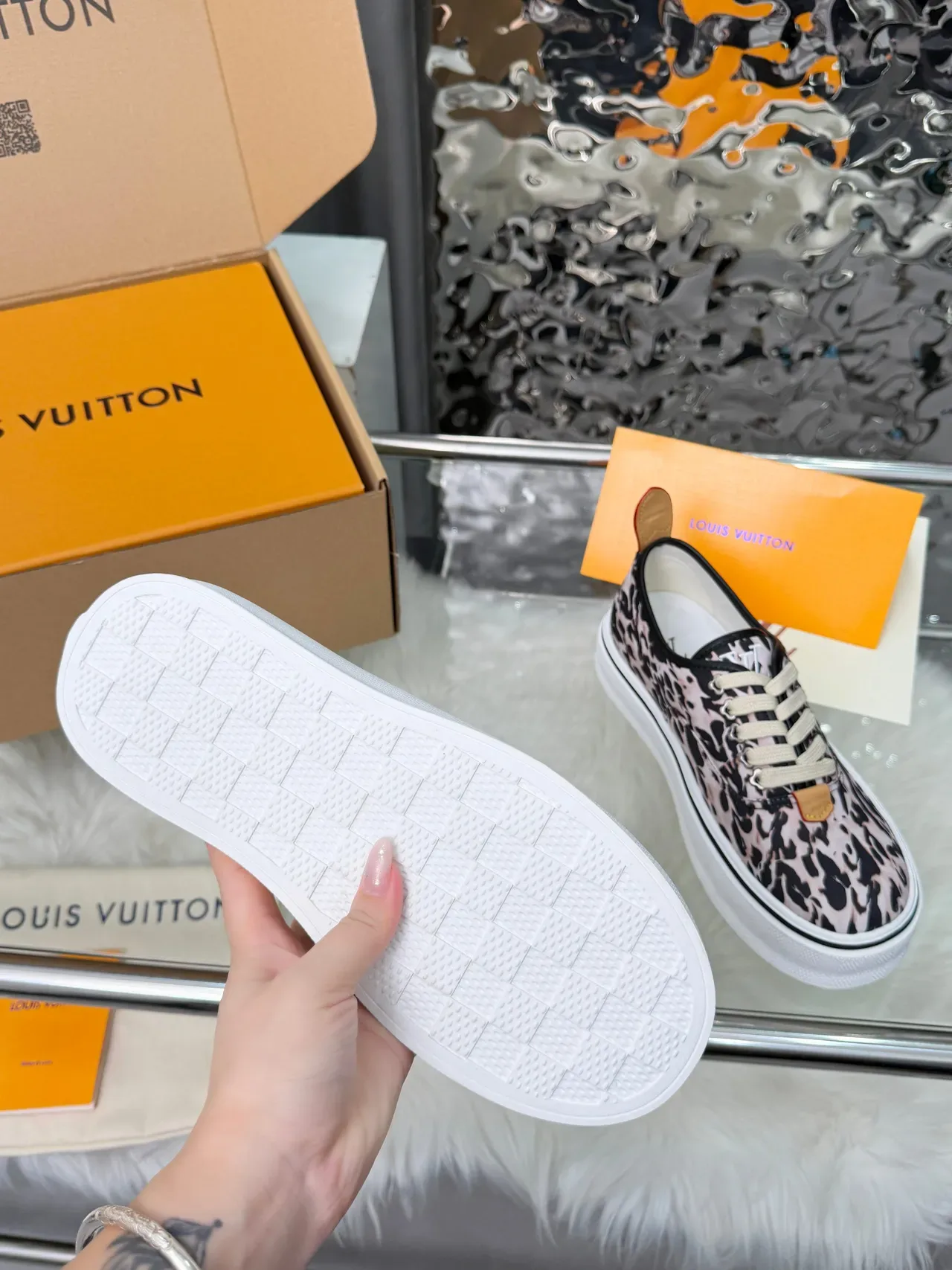Louis Vuitton حذاء رياضي أسلوب حياة أعلى كانفاس وردي أسود مطبوع بنمط الفهد كعب منصة أبيض سميك 2