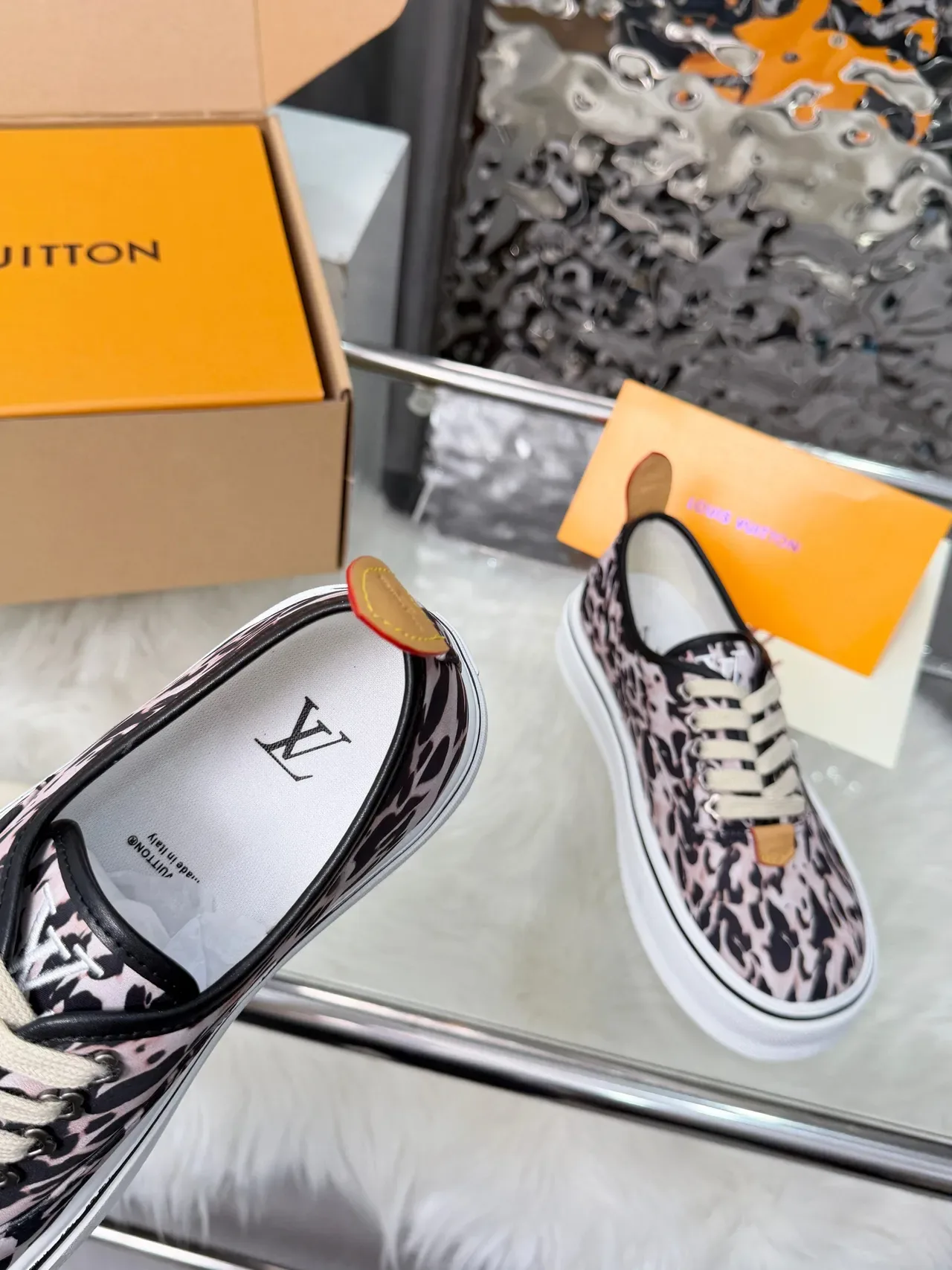 Louis Vuitton حذاء رياضي أسلوب حياة أعلى كانفاس وردي أسود مطبوع بنمط الفهد كعب منصة أبيض سميك 3