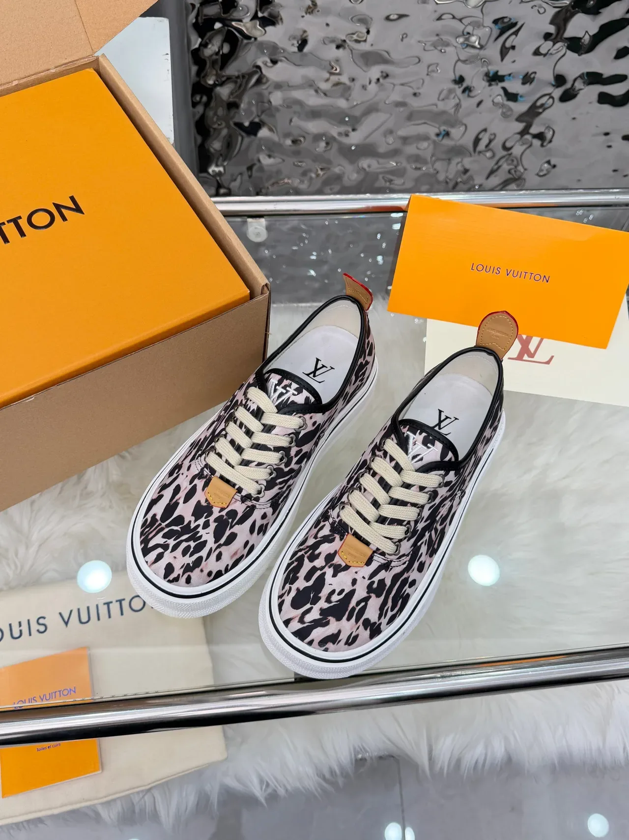 Louis Vuitton حذاء رياضي أسلوب حياة أعلى كانفاس وردي أسود مطبوع بنمط الفهد كعب منصة أبيض سميك 4