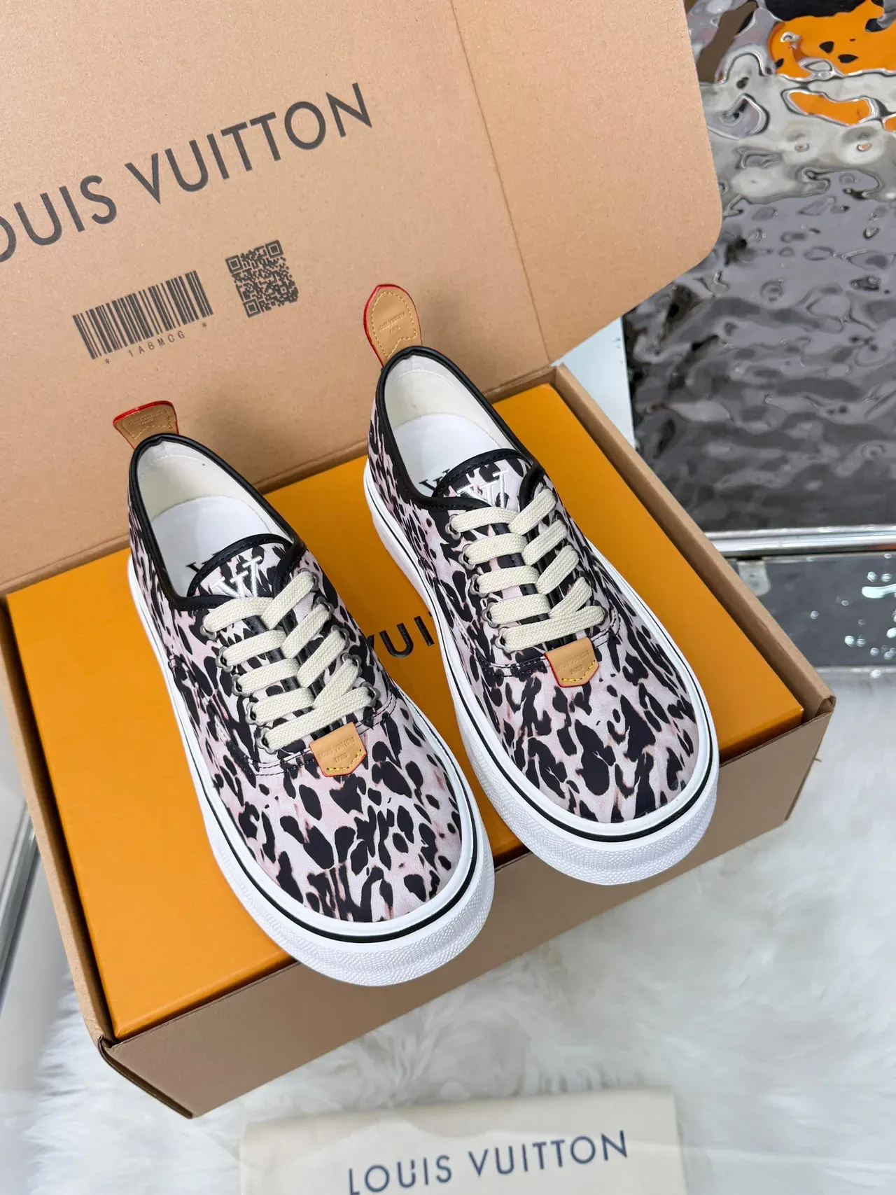 Louis Vuitton حذاء رياضي أسلوب حياة أعلى كانفاس وردي أسود مطبوع بنمط الفهد كعب منصة أبيض سميك 5