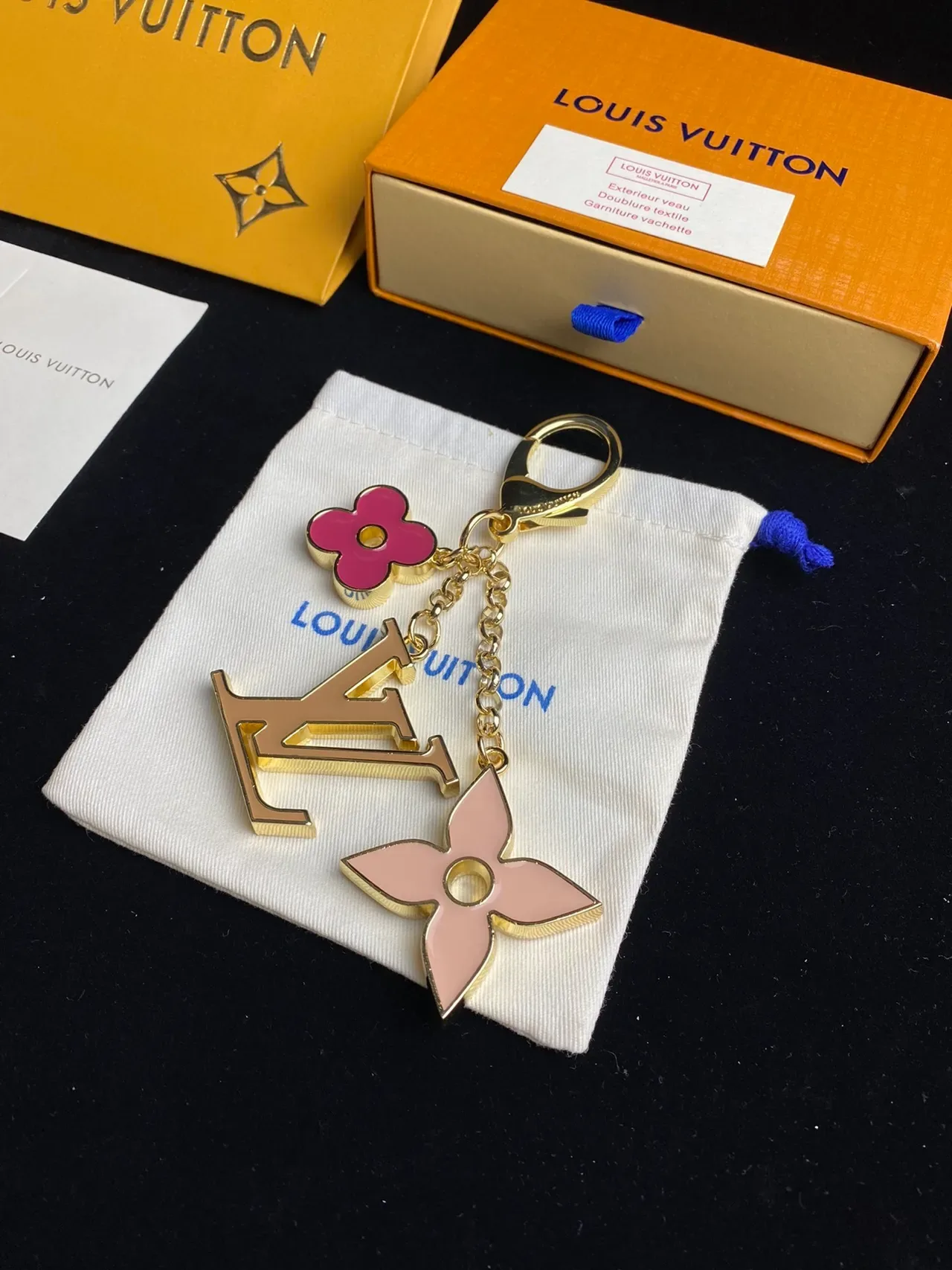 Louis Vuitton Capa Celular Metal Esmaltado Multi-Charm Vermelho Rosa 7