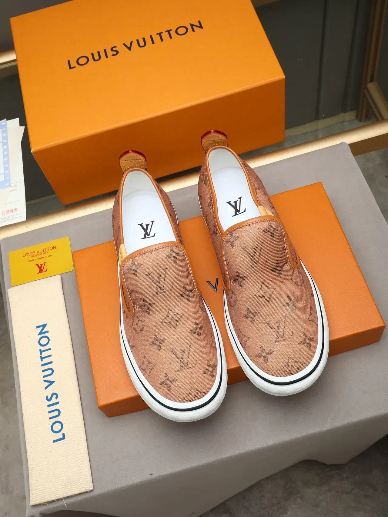 Louis Vuitton Run Away Chaussures Marron Blanc Monogramme Toile Slip-On Lifestyle 2