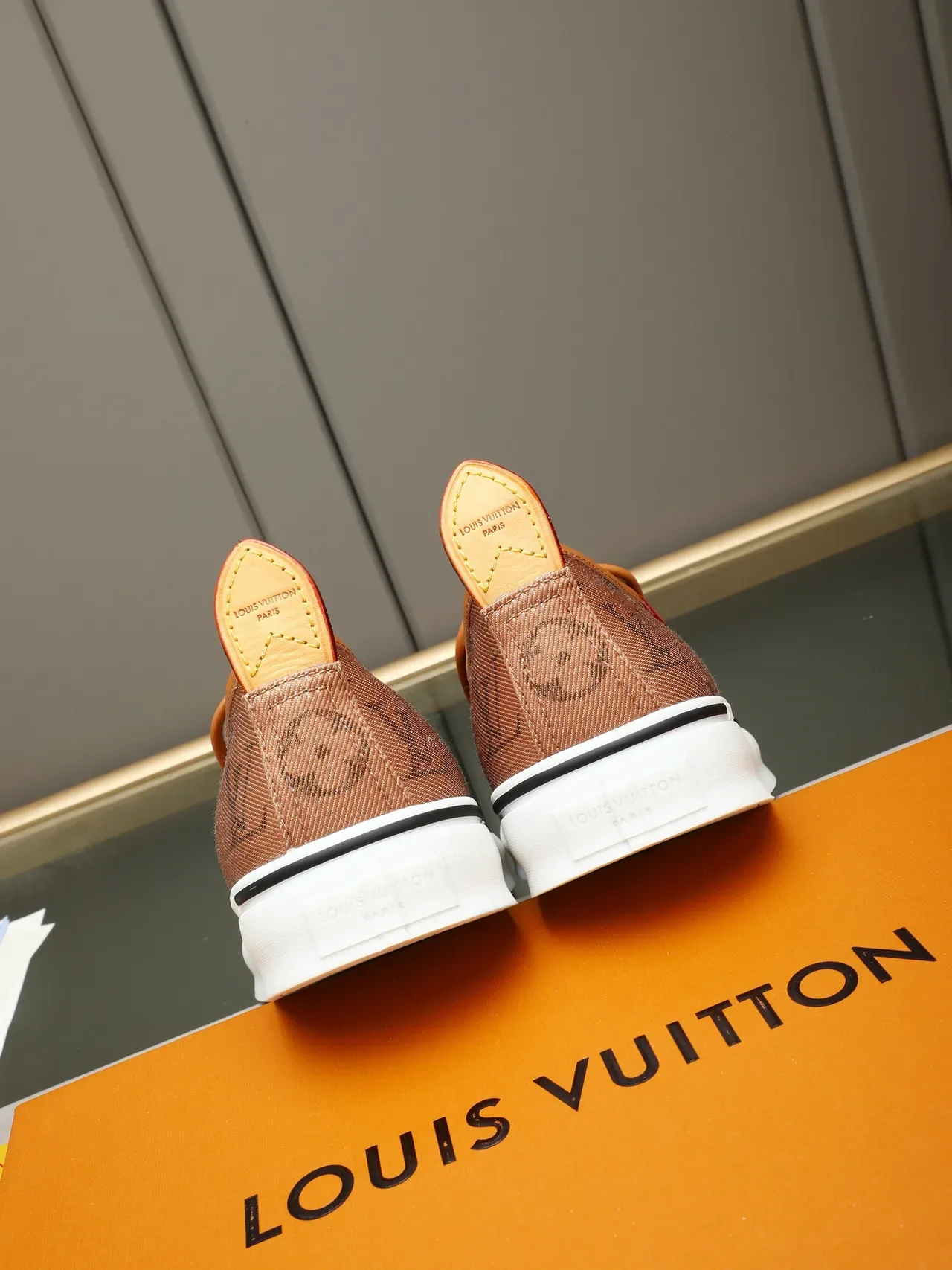 Louis Vuitton Run Away Chaussures Marron Blanc Monogramme Toile Slip-On Lifestyle 3