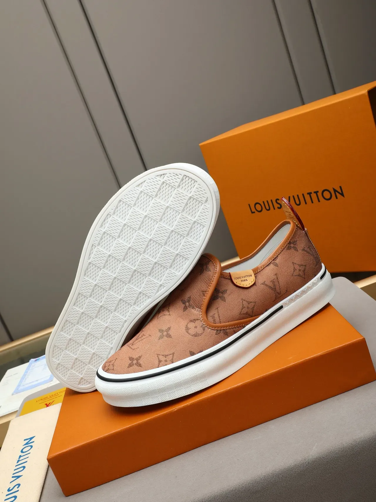 Louis Vuitton Run Away Chaussures Marron Blanc Monogramme Toile Slip-On Lifestyle 4