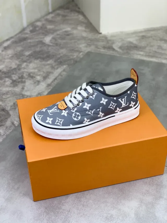 Louis Vuitton Run Away ग्रे और सफेद Monogram Canvas लो-टॉप लाइफस्टाइल स्नीकर 4