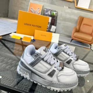 Louis Vuitton Run Away tênis lifestyle cinza claro