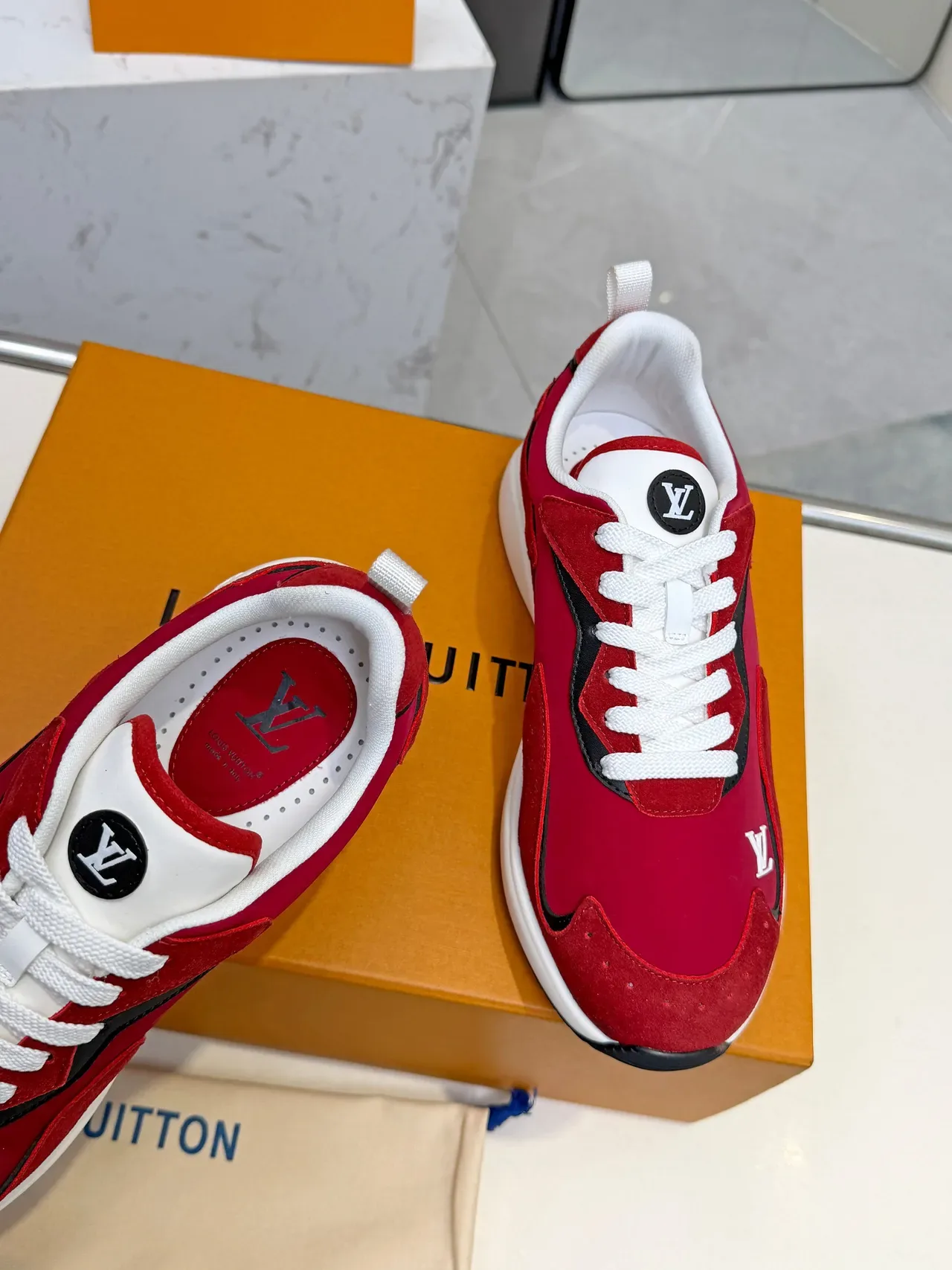 Louis Vuitton Run Away Chaussures Lifestyle en Daim Rouge 2