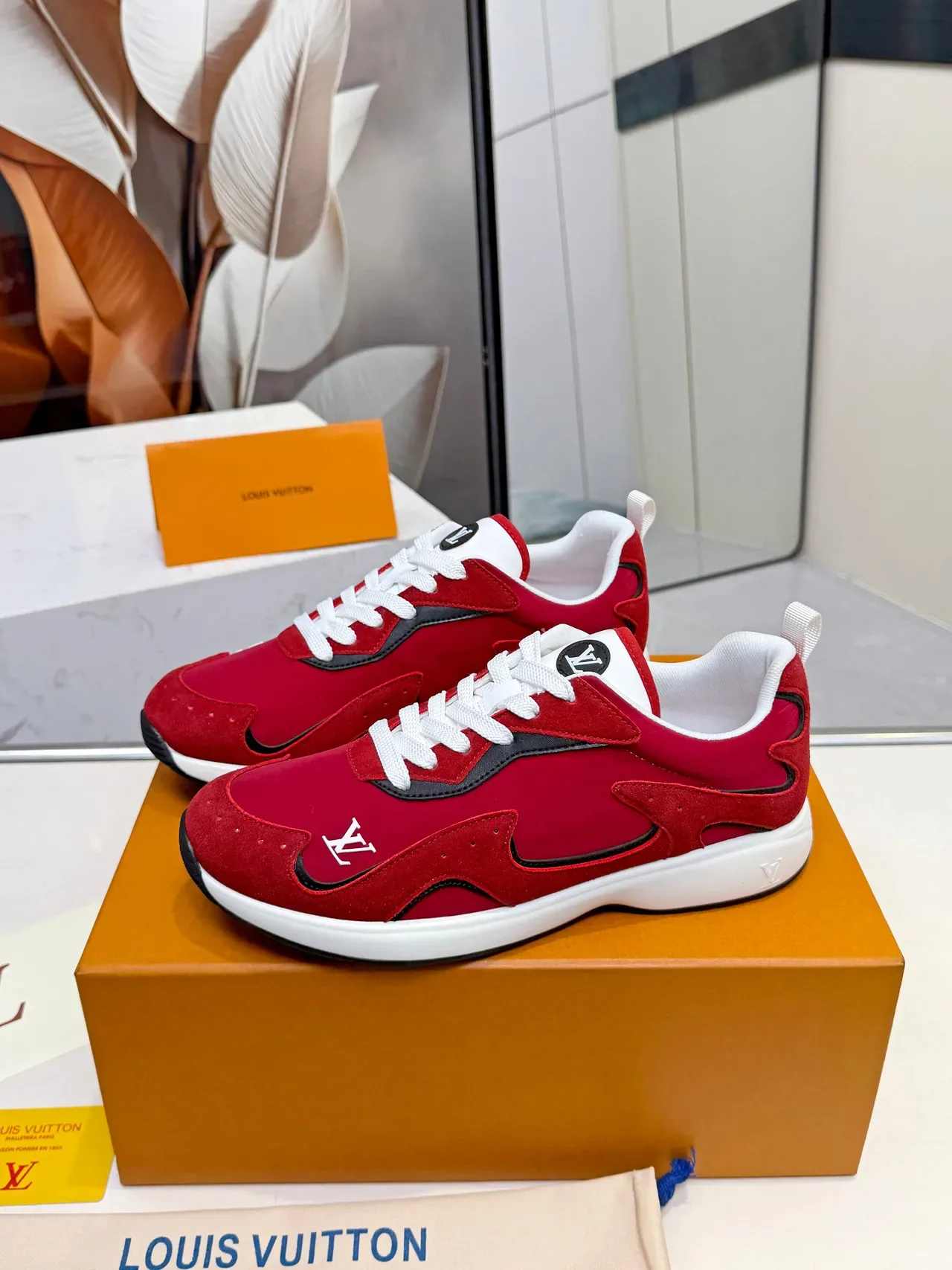 Louis Vuitton Run Away Chaussures Lifestyle en Daim Rouge 4
