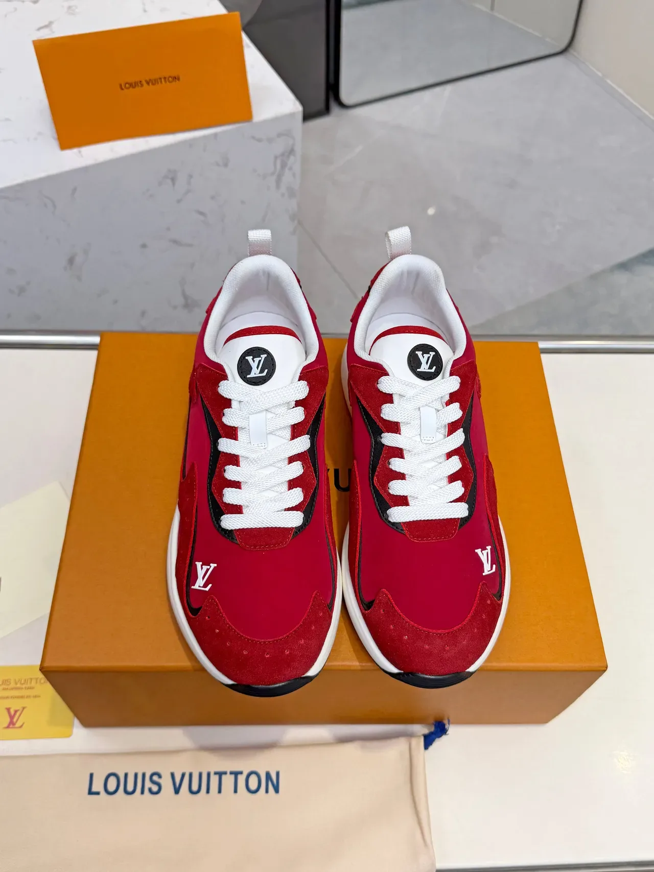 Louis Vuitton Run Away Chaussures Lifestyle en Daim Rouge 5