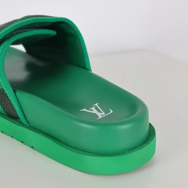 Louis Vuitton Run Away Slide Sandalias Verdes y Negras a Cuadros 4