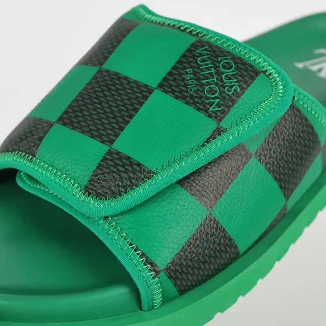 Louis Vuitton Run Away Slide Sandalias Verdes y Negras a Cuadros 6