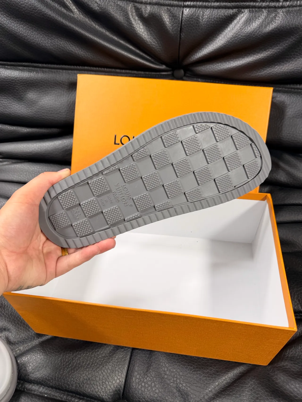 Louis Vuitton Run Away Slide हल्का ধূসর চপ্পল 2