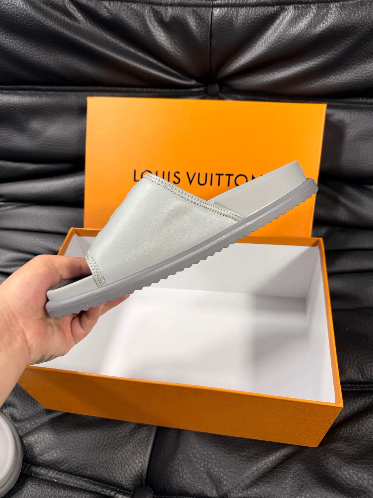 Louis Vuitton Run Away Slide हल्का ধূসর চপ্পল 3