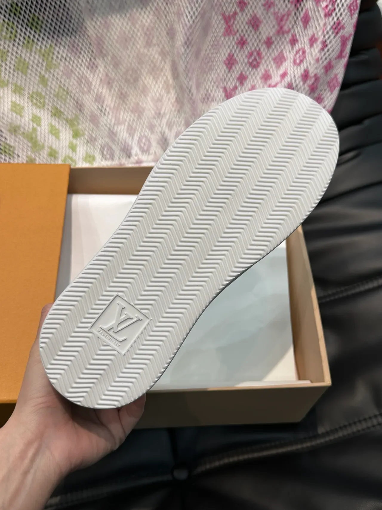 Louis Vuitton Run Away blanc et marron Monogram sneakers lifestyle 2