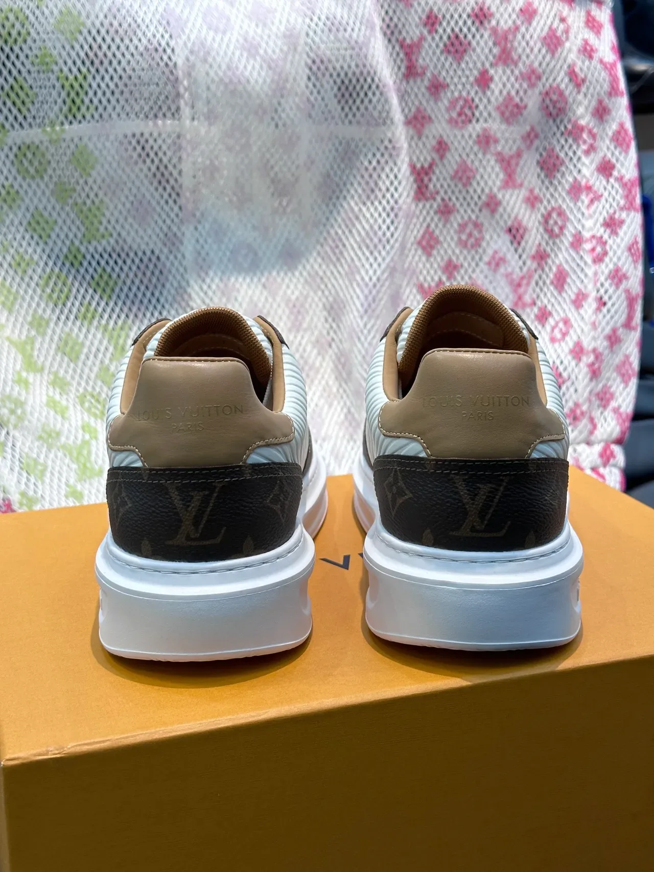 Louis Vuitton Run Away blanc et marron Monogram sneakers lifestyle 3