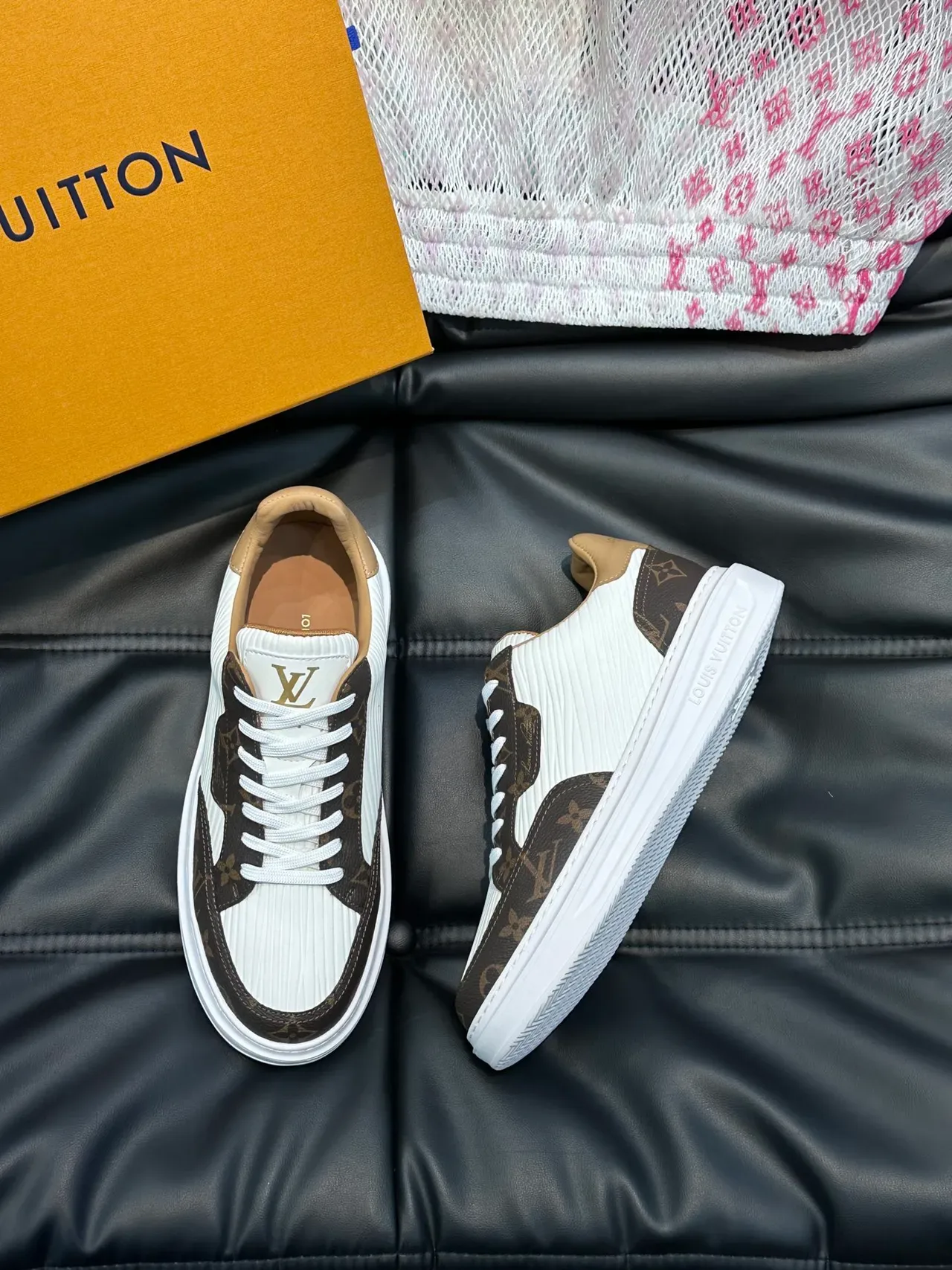 Louis Vuitton Run Away blanc et marron Monogram sneakers lifestyle 4