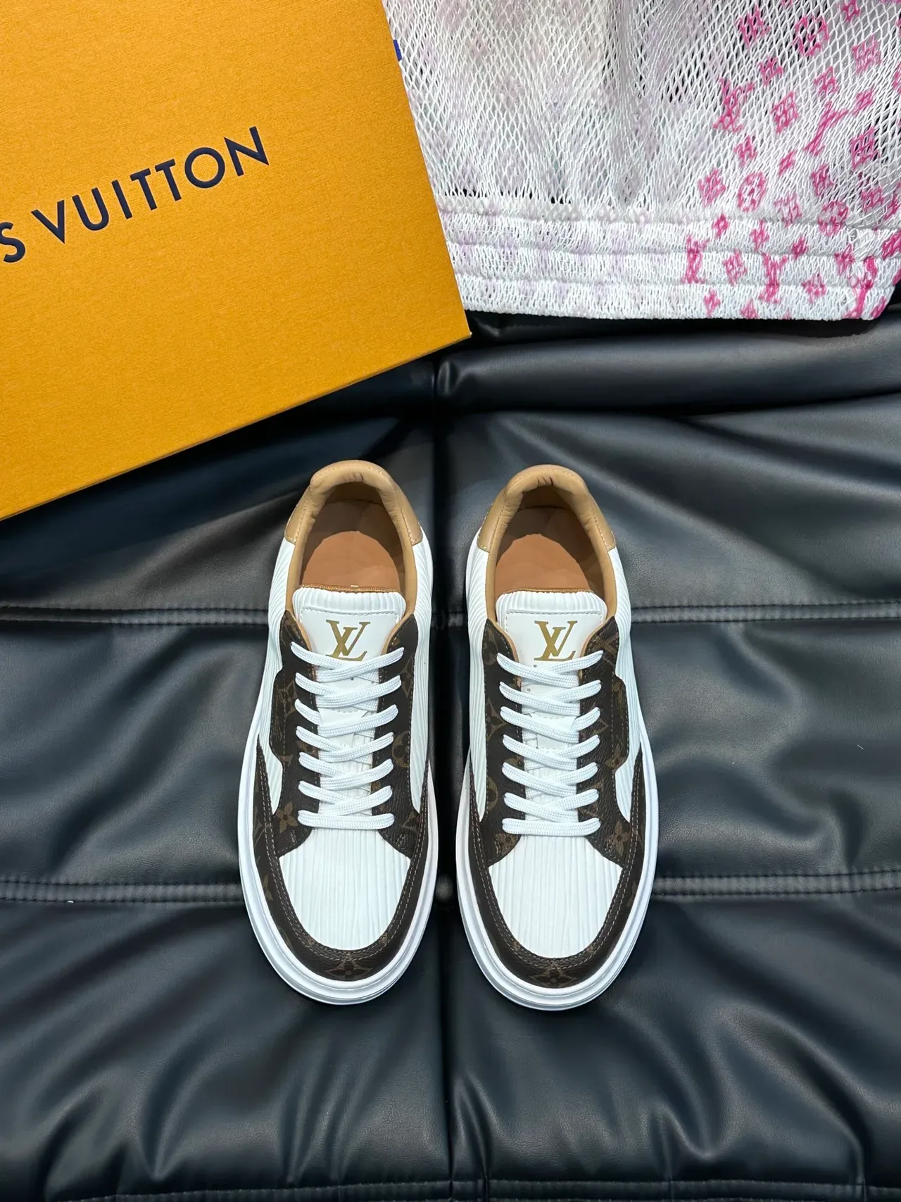 Louis Vuitton Run Away blanc et marron Monogram sneakers lifestyle 5