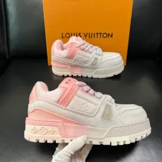 Louis Vuitton Run Away Branco e Rosa Monogram Lifestyle Sneakers