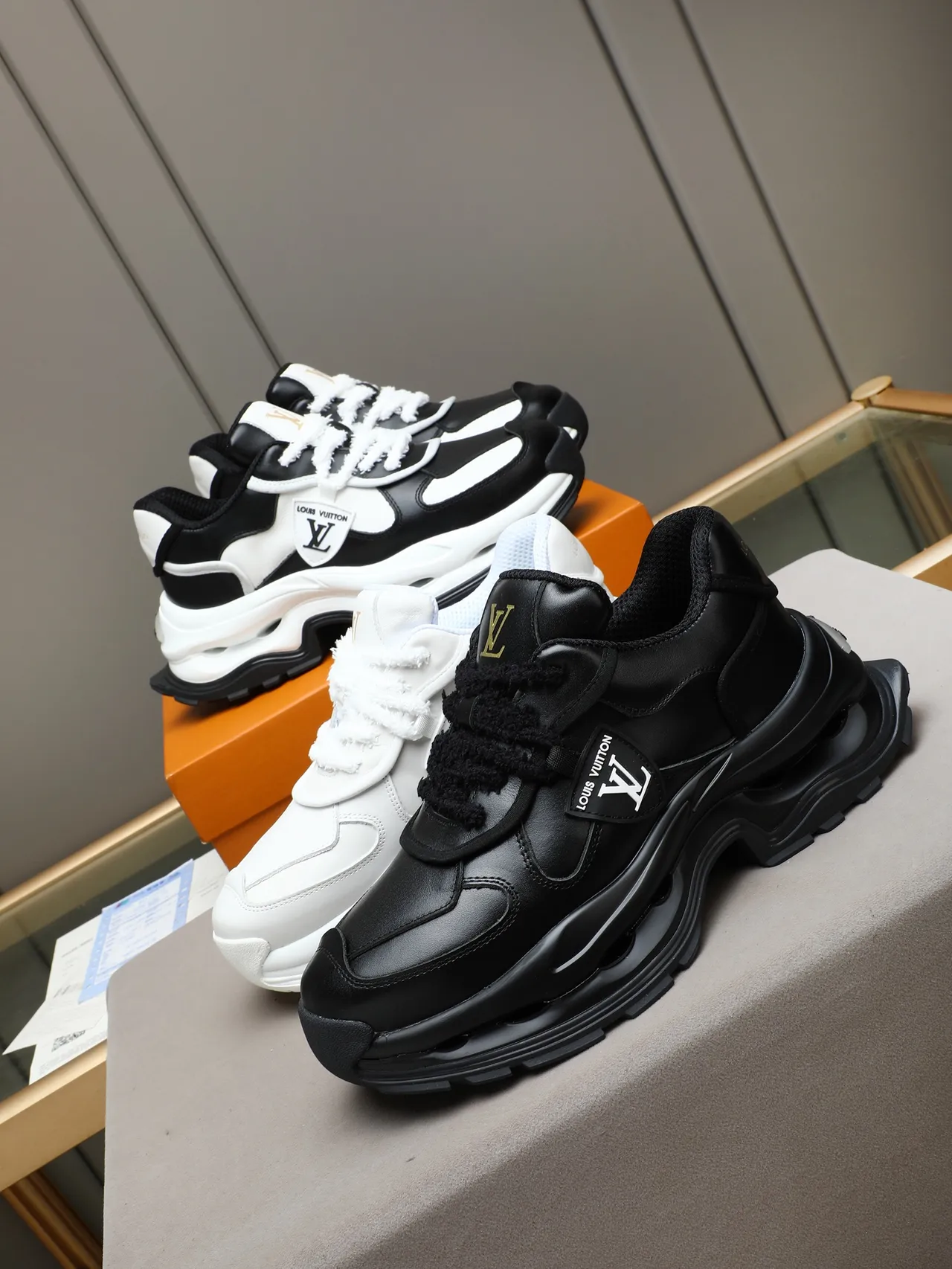 Louis Vuitton Run Away Sneakers Blanches à semelle épaisse avec lanière pelucheuse 2