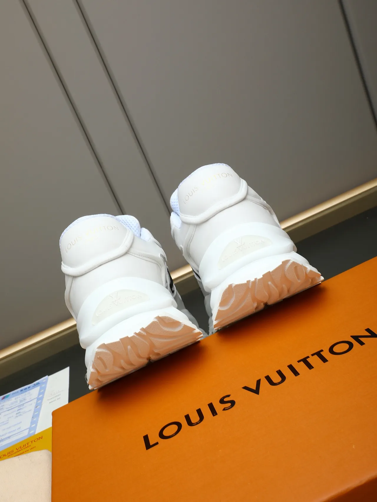 Louis Vuitton Run Away Sneakers Blanches à semelle épaisse avec lanière pelucheuse 3