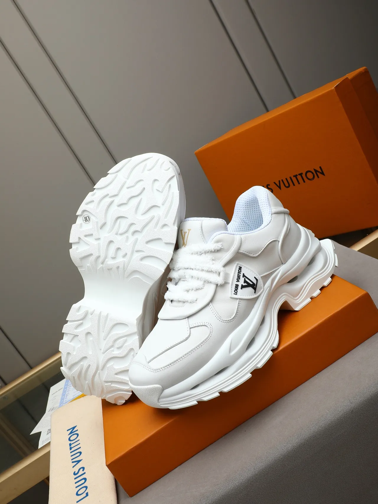 Louis Vuitton Run Away Sneakers Blanches à semelle épaisse avec lanière pelucheuse 4