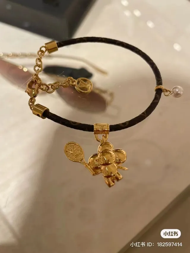 Louis Vuitton Raqueta de Tenis y Pulsera de Encanto Floral 2