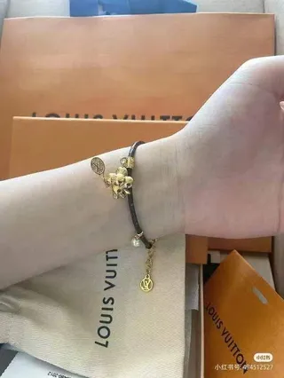 Louis Vuitton Raqueta de Tenis y Pulsera de Encanto Floral 3