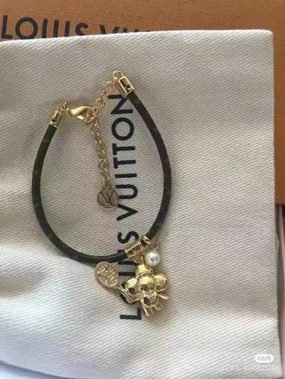 Louis Vuitton Raqueta de Tenis y Pulsera de Encanto Floral 4