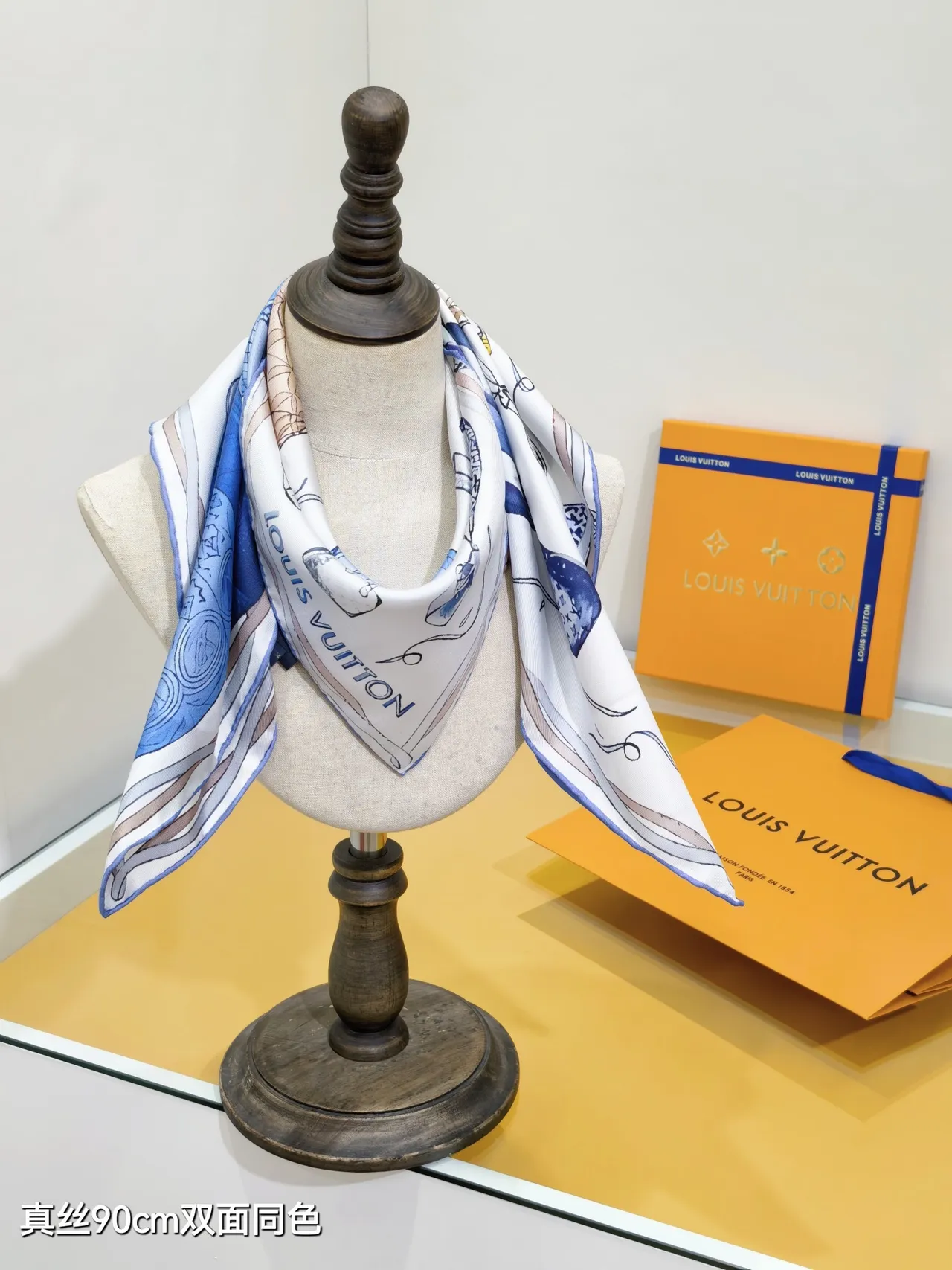 Louis Vuitton Up And Away বর্গাকার 90 হালকা নীল সিল্ক স্কার্ফ 2