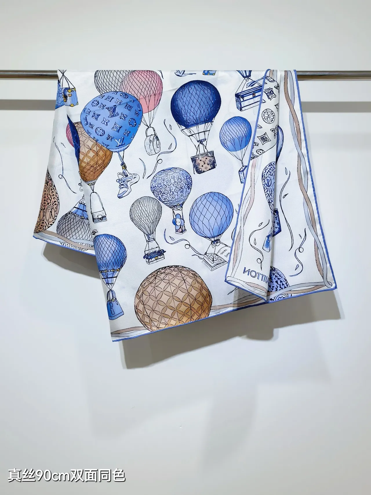 Louis Vuitton Up And Away বর্গাকার 90 হালকা নীল সিল্ক স্কার্ফ 3