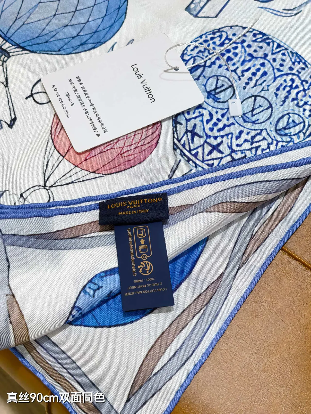 Louis Vuitton Up And Away বর্গাকার 90 হালকা নীল সিল্ক স্কার্ফ 4