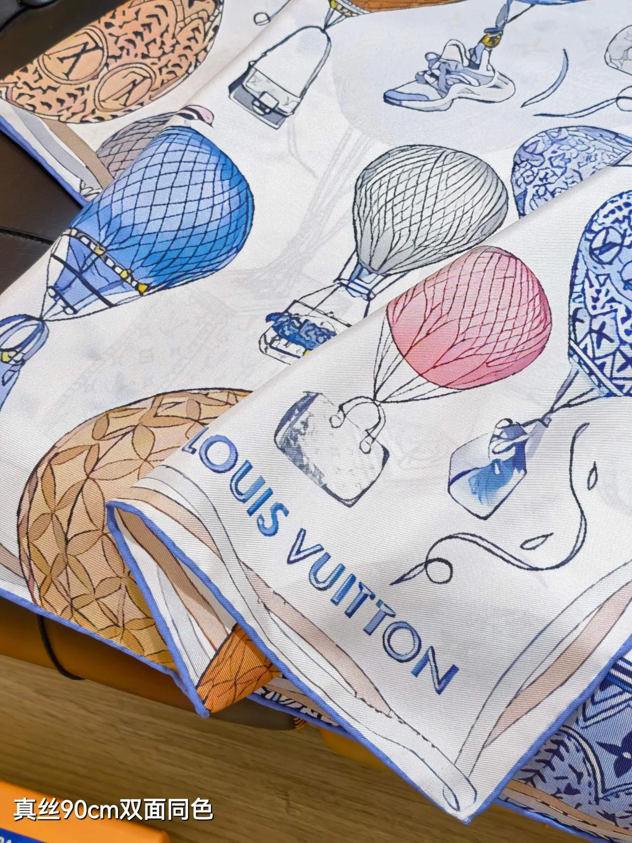 Louis Vuitton Up And Away বর্গাকার 90 হালকা নীল সিল্ক স্কার্ফ 5