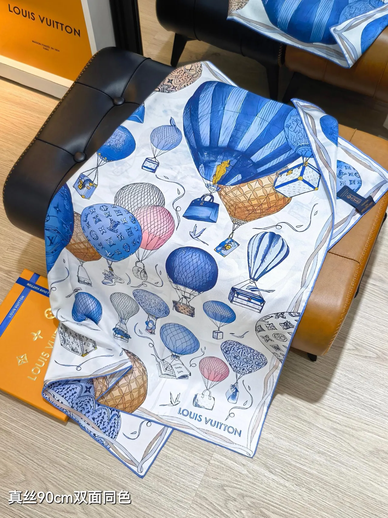 Louis Vuitton Up And Away বর্গাকার 90 হালকা নীল সিল্ক স্কার্ফ 6
