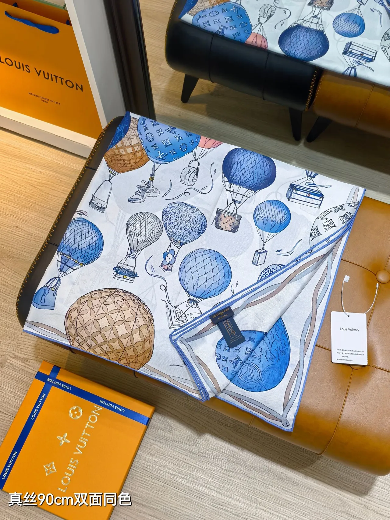 Louis Vuitton Up And Away বর্গাকার 90 হালকা নীল সিল্ক স্কার্ফ 7