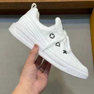 Louis Vuitton Zapatillas Lifestyle Blancos y Negros con Upper de Tejido y Suela Esculpida con Rayas