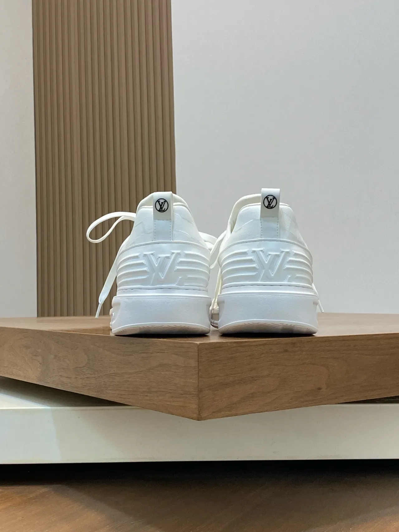 Louis Vuitton Tênis Lifestyle Brancos e Pretos com Upper de Tricô Sola Esculpida com Ranhuras 3