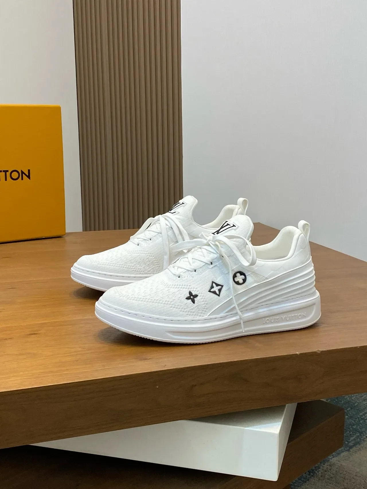 Louis Vuitton Tênis Lifestyle Brancos e Pretos com Upper de Tricô Sola Esculpida com Ranhuras 4