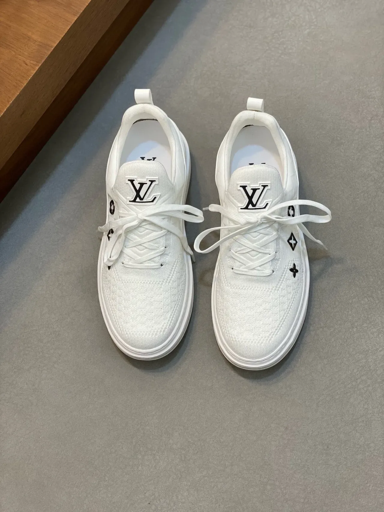 Louis Vuitton Tênis Lifestyle Brancos e Pretos com Upper de Tricô Sola Esculpida com Ranhuras 5