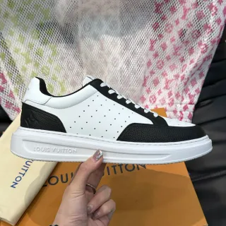 Louis Vuitton Sneakers Lifestyle Blancas y Negras Cuero Perforado Capas Texturizadas Contrastantes